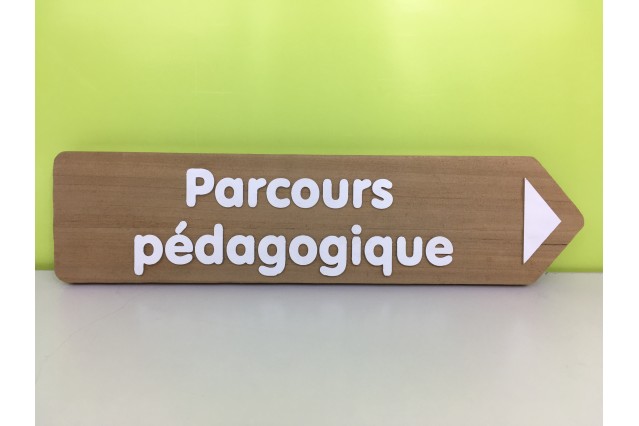 Panneau directionnel - Parcours pédagogique personnalisé | 1Signe by Pic Bois