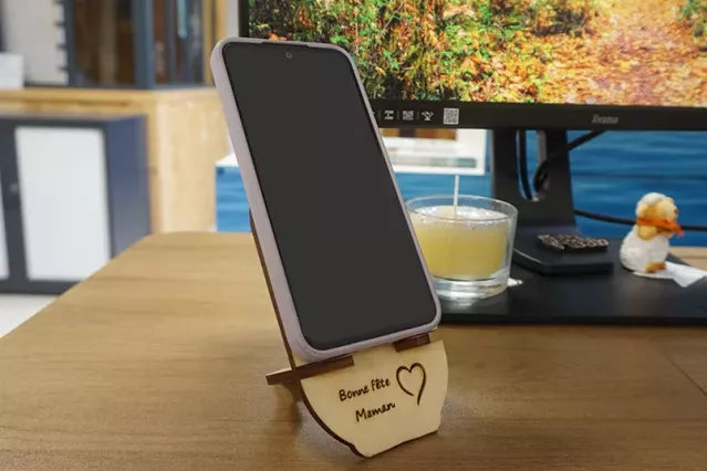 Porte-téléphone personnalisé en bois gravé